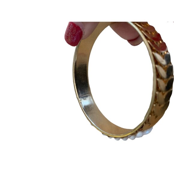 🍒 2/$20 🍒 Vintage White and Gold Leaf Pattern Bangle Bracelet - Picture 2 of 5